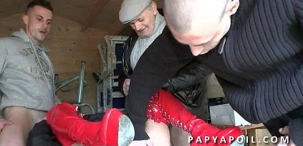  Papy rejoint 2 potes qui se tapent une mature cougar libertine aux gros seins